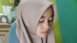 Teteh Sunda Cantik Nonton Bokep Bareng Suami Biar Berasa